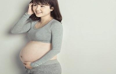 欧阳妮妮挺着九月的孕肚，勇敢地走出家门