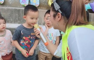 欢声笑语，这里的人们开朗又开心！