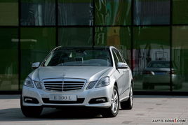 梅赛德斯奔驰e300l(梅赛德斯奔驰e300l价格及图片)
