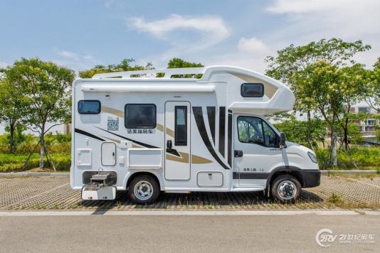 依维柯10万元房车图片(房车6人6卧20万左右)