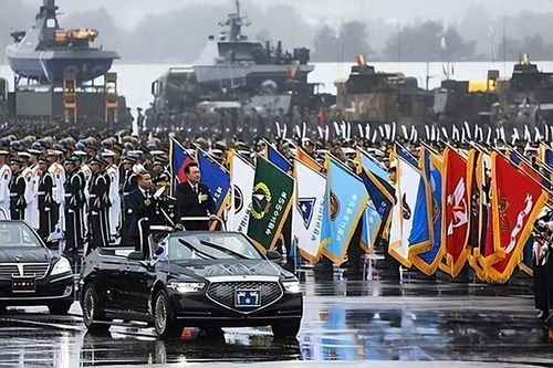 韩上万民众雨中集会，呼吁释放尹锡悦