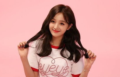 长相清纯的95后小花被曝拜高踩低现象，娱乐圈的微妙关系与公众的审视