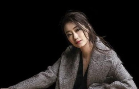 王菲春晚惊艳亮相，带火虾片耳环引热议，商家迅速回应