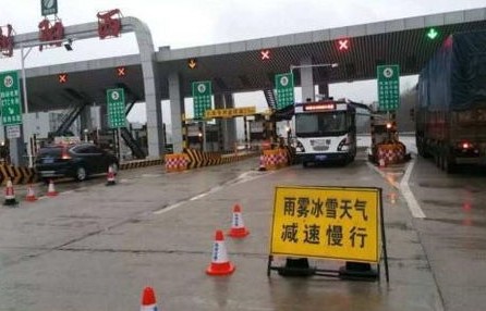 银川市民紧急排队驾车出城避险