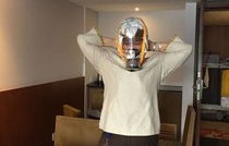 酒店员工蹲新婚夫妻房外偷听事件，酒店回应与反思