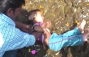 印度男子为求子生吞小鸡不幸窒息身亡，传统习俗的悲剧