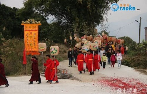 天下第一财神庙盛况，凌晨时分人潮涌动，祈福求财声声不息