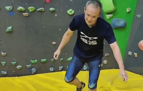 73岁王石独自带娃，偶遇瞬间引发热议