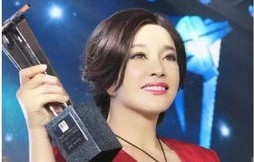 74岁刘晓庆挑战四千米高空跳伞，勇者无畏的传奇人生