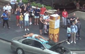 男子驾车遭遇意外，车顶被冻饺子刮花