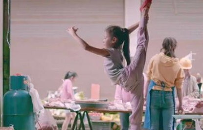 周雨彤与韩东君的舞蹈之夜，忙碌中的舞动灵魂