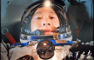 太空孤影，滞留太空的美宇航员瘦成锥子脸