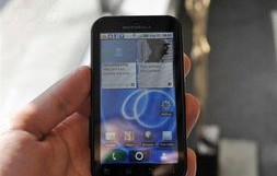 摩托罗拉三防手机，坚固耐用，功能全面，适应多样环境