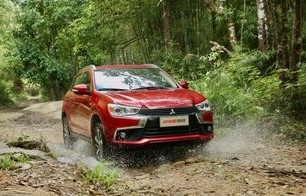 青春寻梦路，19岁小伙在迈巴赫车尾贴满寻人启示的背后故事