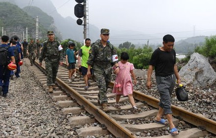 女游客跟团徒步意外身亡，悲剧背后的安全警示