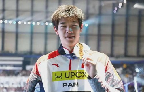 潘展乐勇夺400米自由泳金牌，破浪前行，荣耀时刻