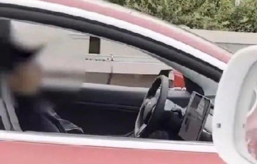 车主自动驾驶期间盖被睡觉？视频曝光引发社会热议