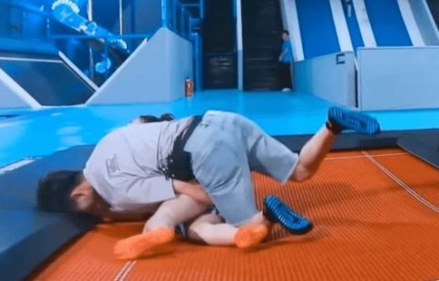 男子玩蹦床意外摔成九级伤残，安全警示与责任探讨