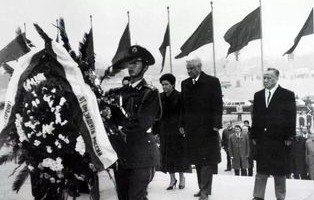 泰国总理向人民英雄纪念碑敬献花圈——缅怀历史，铭记英雄