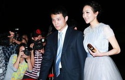 霍启刚弟弟携未婚妻共赴好友婚礼，幸福时刻见证友情与爱情