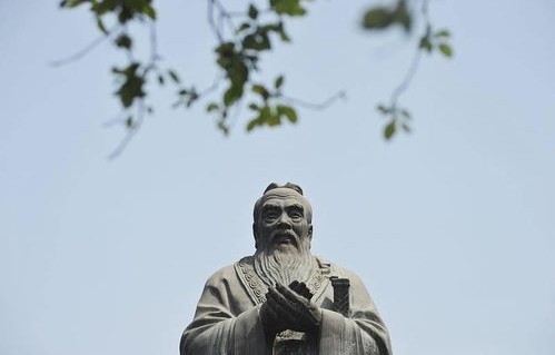 孔庙的孔子像，帝王扮相的背后意义