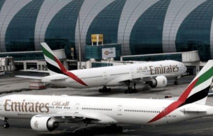 尼日利亚酋长广州机场慷慨发钱，一人一百，温暖人心之举