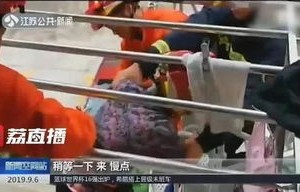 暖心之举引出的奇遇,70多岁老人贴身捂热水袋,竟捂出蟒蛇纹