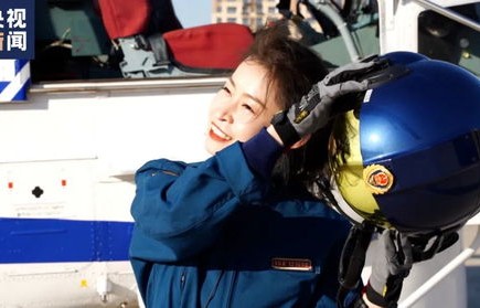 运20女飞行员隔窗打招呼，酷飒天际的美丽瞬间