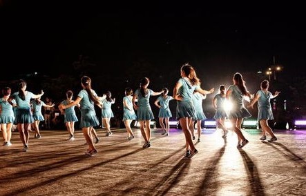 机场休息厅的欢乐舞曲，多名大妈开音响跳舞的场景