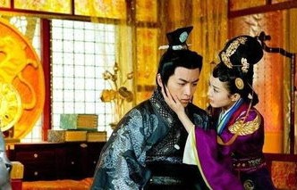 短剧皇宫签到，女帝求我当皇帝——103集的皇权传奇