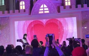 何猷君与奚梦瑶红毯牵手，璀璨星光下的浪漫瞬间