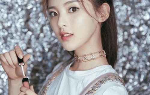 杨超越，如被单穿在身上的独特魅力