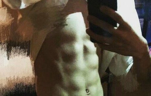 男子巧妙藏耳机于百块腹肌之下，成功入境