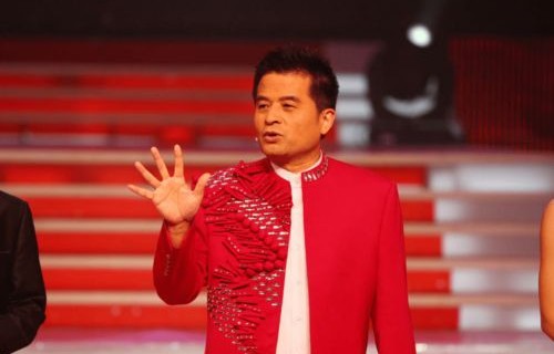 表演前奏，主持人引领演员们共唱暖身曲