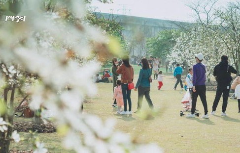 短剧拥抱春天的你——朱春晶与彭佳婷的浪漫之旅