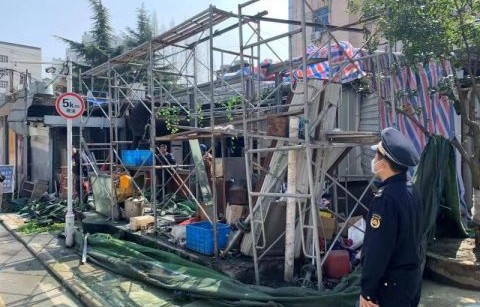 广州地铁口棺材造型引热议，连夜拆除行动启动