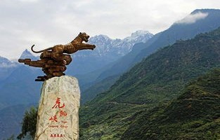 景区回应李现虎跳峡举国旗，彰显爱国情怀
