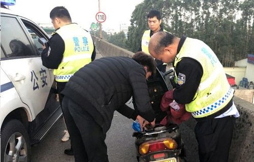 摩托车闯高速，一次被扔锥桶的惊险经历