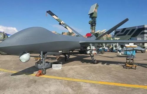 航展女工作人员扛无人机导弹，女性力量的崭新展现