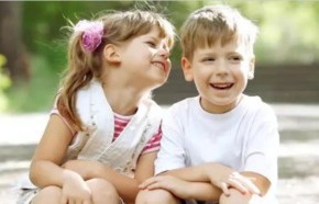 宝宝眼中的担忧,吃着奶嘴看爸爸打游戏