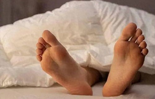 为何有人偏爱将脚伸出被子外睡觉？