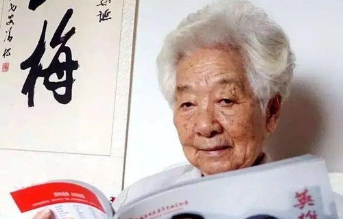 温馨的传承——83岁太爷爷轻抱刚出生12天的重孙