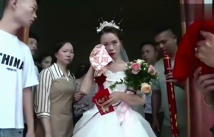 新娘泪别，出嫁时跪拜父母遗像的悲情告别