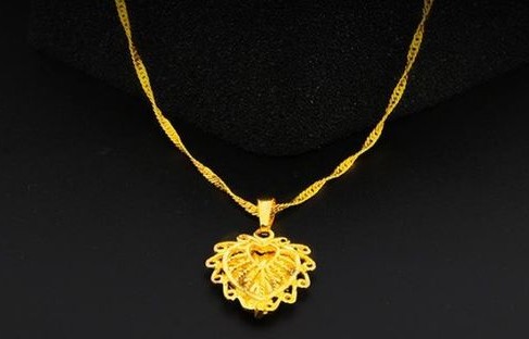 金吊坠的变迁——奶奶的温情选择