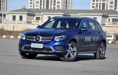 女人开奔驰e还是c(女人开奔驰e还是glc好看)