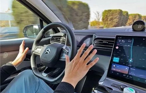 车主自动驾驶期间盖被睡觉？视频曝光