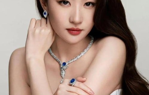 刘亦菲佩戴灵蛇项链，贵气十足的独特魅力