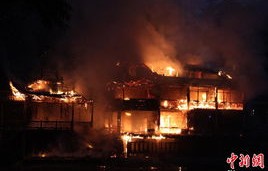 凤凰古城一建筑起火，游客穿睡衣紧急逃生