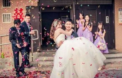 新郎接亲时，女方未设堵门之举，反铺鲜花路