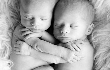 84岁佩洛西意外摔伤，楼梯上的脆弱时刻